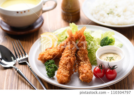 Freshly fried crispy fried shrimp 110304797