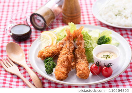 Freshly fried crispy fried shrimp 110304803