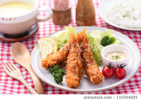 Freshly fried crispy fried shrimp 110304805