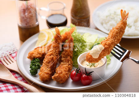Freshly fried crispy fried shrimp Freshly fried crispy fried shrimp 110304818