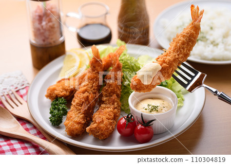 Freshly fried crispy fried shrimp 110304819