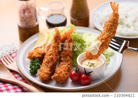 Freshly fried crispy fried shrimp Freshly fried crispy fried shrimp 110304821