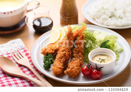 Freshly fried crispy fried shrimp 110304829