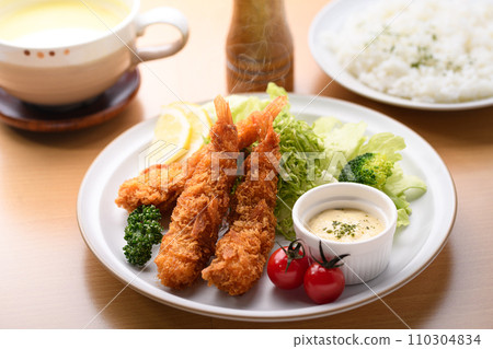 Freshly fried crispy fried shrimp 110304834