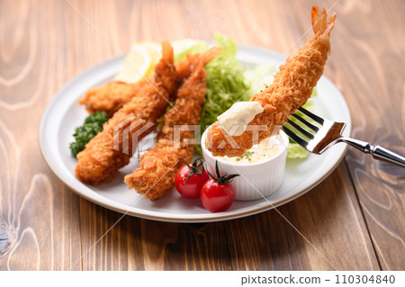 Freshly fried crispy fried shrimp Freshly fried crispy fried shrimp 110304840