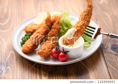 Freshly fried crispy fried shrimp Freshly fried crispy fried shrimp 110304841