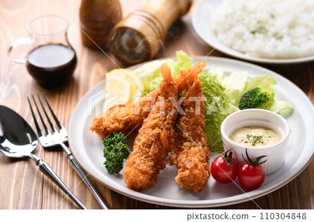 Freshly fried crispy fried shrimp 110304848