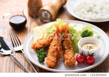 Freshly fried crispy fried shrimp 110304849