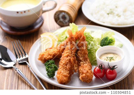 Freshly fried crispy fried shrimp Freshly fried crispy fried shrimp 110304851