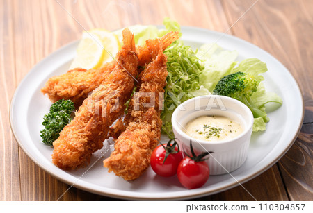Freshly fried crispy fried shrimp 110304857