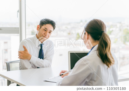 A middle-aged man consults a doctor about pain in his arm (bruising, numbness, bruises) 110305180