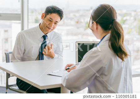 中年男子向醫生抱怨胸痛(心臟病、心律不整、氣短、心悸) 中年男子向醫生抱怨胸痛(心臟病、心律不整、氣短、心悸) 110305181