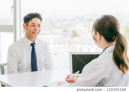 男商人正在接受女醫生的檢查 110305188