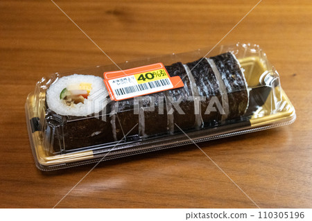 Futomaki side dish with a discount sticker affixed to it Futomaki side dish with a discount sticker affixed to it 110305196