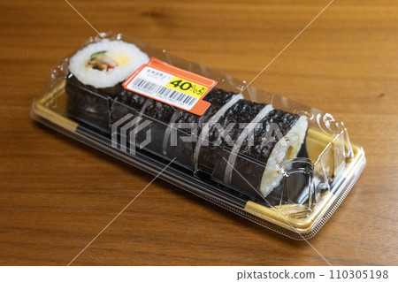 Futomaki side dish with a discount sticker affixed to it Futomaki side dish with a discount sticker affixed to it 110305198