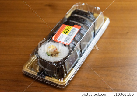 Futomaki side dish with a discount sticker affixed to it 110305199