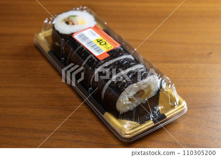 Futomaki side dish with a discount sticker affixed to it 110305200