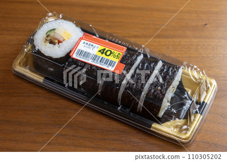 Futomaki side dish with a discount sticker affixed to it 110305202