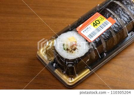 Futomaki side dish with a discount sticker affixed to it Futomaki side dish with a discount sticker affixed to it 110305204