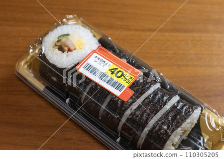 Futomaki side dish with a discount sticker affixed to it Futomaki side dish with a discount sticker affixed to it 110305205