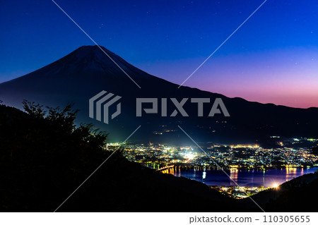 黃昏時分的富士山，從禦坂峠眺望 110305655
