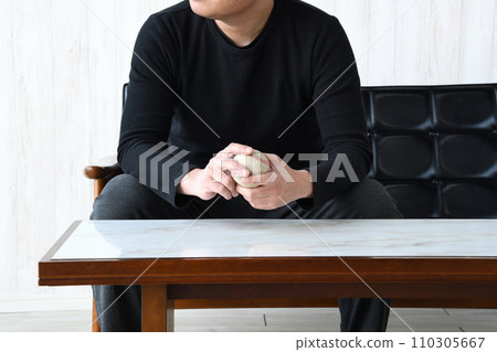 一個放棄夢想的男人的圖片 一個放棄夢想的男人的圖片 110305667