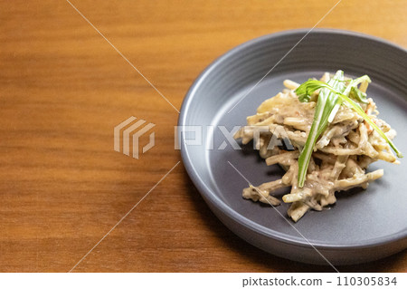 牛蒡和蒸雞肉沙拉放在盤子上 牛蒡和蒸雞肉沙拉放在盤子上 110305834