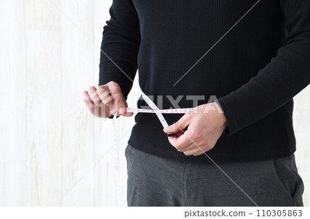 一個男人測量腰圍 110305863