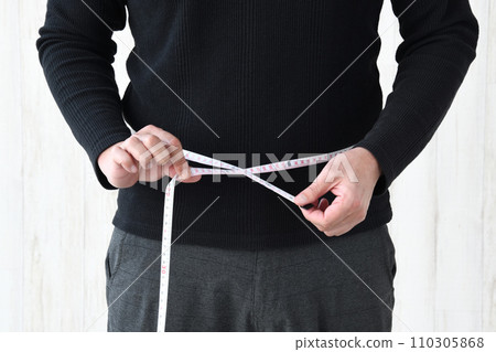 A man measuring the waist circumference 110305868