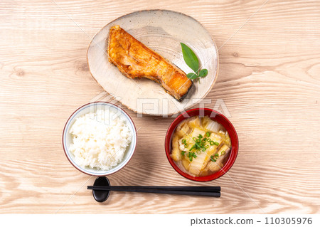 Japanese food with one soup and one dish 110305976