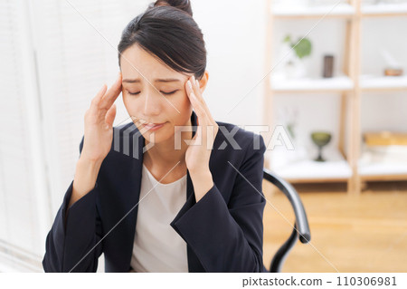 一個穿著西裝的女人抱著頭 110306981