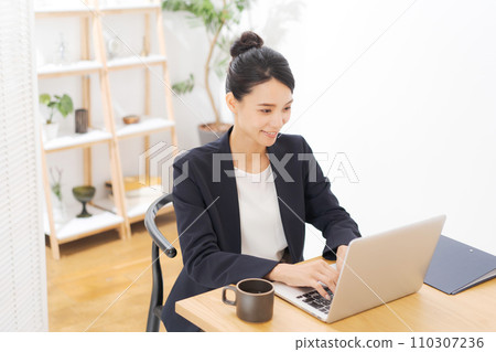 做工作的女商人 110307236