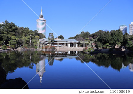 倒映在水鏡中的日式庭園 倒映在水鏡中的日式庭園 110308619
