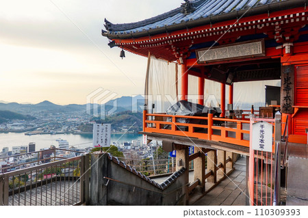 從千光寺鐘樓看到的景色(廣島縣尾道市) 從千光寺鐘樓看到的景色(廣島縣尾道市) 110309393
