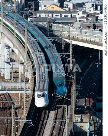 東北新幹線 E2 系列和 E5 系列在東京北區附近運行 從 Kitatopia 查看 110309460