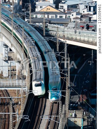 東北新幹線 E2 系列和 E5 系列在東京北區附近運行 從 Kitatopia 查看 110309461