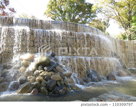Shinjuku Niagara Falls in the water plaza of Shinjuku Central Park 110309797