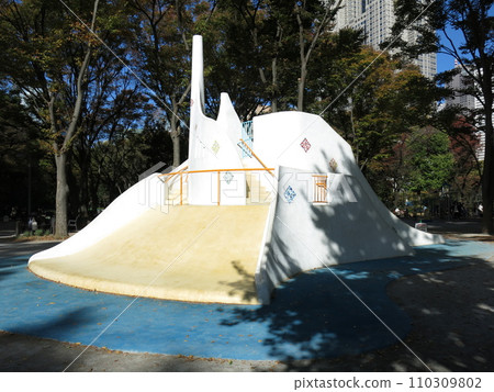 新宿中央公園兒童廣場的大型滑梯 110309802