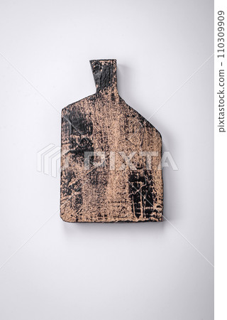 Empty wooden rectangular cutting board on a plain background, flatley with copy space 110309909
