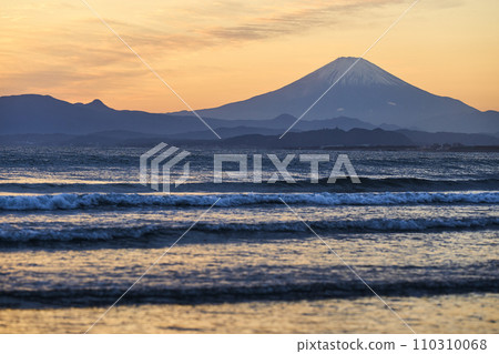 被夕陽染紅的天空和從湘南看到的富士山 110310068