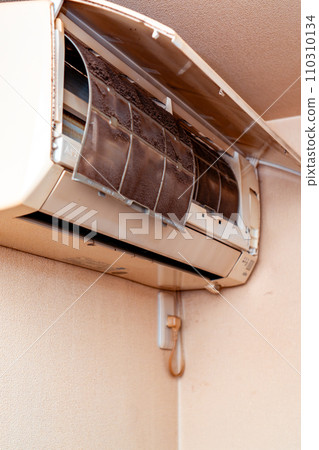 Air conditioner and dirty filter in smoking room Air conditioner and dirty filter in smoking room 110310134