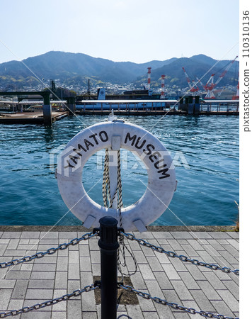 大和碼頭附近陽光明媚的海景（廣島縣吳市） 110310136