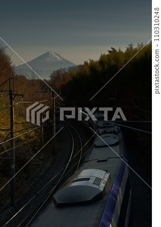 E353系列梓下行特快列車以富士山為背景行駛。 E353系列梓下行特快列車以富士山為背景行駛。 110310248