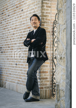 一名身穿黑色夾克的 50 多歲男子的全身肖像 一名身穿黑色夾克的 50 多歲男子的全身肖像 110310829