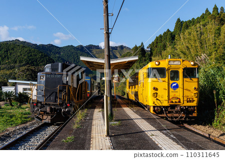 專為經過瑪雅肯的日南線塗裝的 Kiha 40 系列柴油列車。 110311645