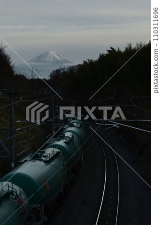 一輛由 JR Freight EH200 電力機車牽引的坦克車駛向富士 110311696