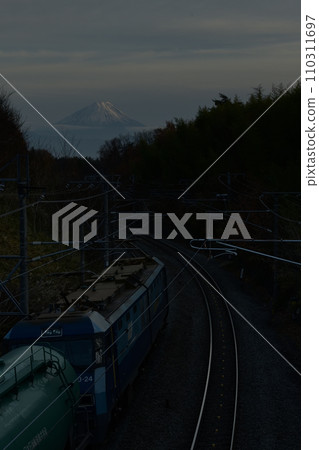 一輛由 JR Freight EH200 電力機車牽引的坦克車駛向富士 110311697