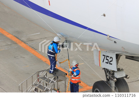 地勤人員檢查飛機 機場地面運作狀況 110311716