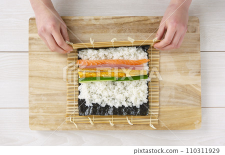 壽司卷。一名婦女正在製作壽司卷。惠保卷、海鮮卷、節分等 110311929