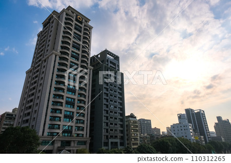 台灣台北市松山高樓公寓大樓 台灣台北市松山高樓公寓大樓 110312265